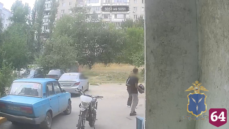 В Энгельсе юноша на прогулке украл мотоэкипировку и попал на видео 