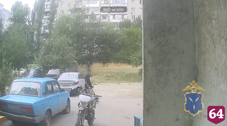 В Энгельсе юноша на прогулке украл мотоэкипировку и попал на видео 